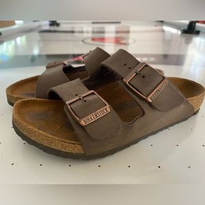 Gently used- youth size 34 classic brown leather Birkenstock Sandals (size 2)